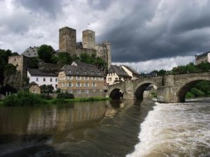 Burg Runkel mit alter Lahnbrücke