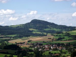 Blick von der Auersburg zur Milseburg.