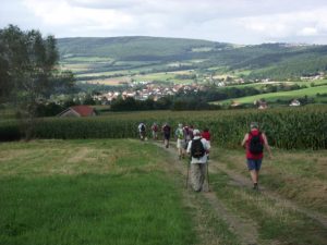 Wandergruppe auf dem Weg nach Tann.