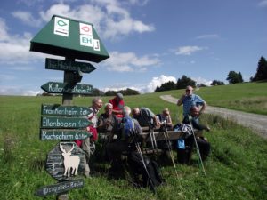 Begeisterte Wanderer der Kreuzbergfreunde in der Rhön.